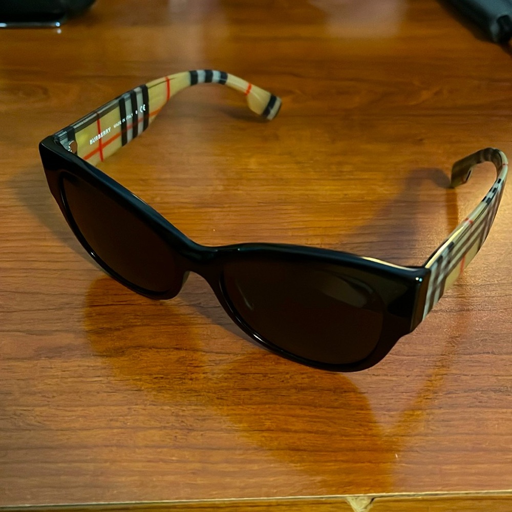 Burberry sunglasses - Picture 1 of 3